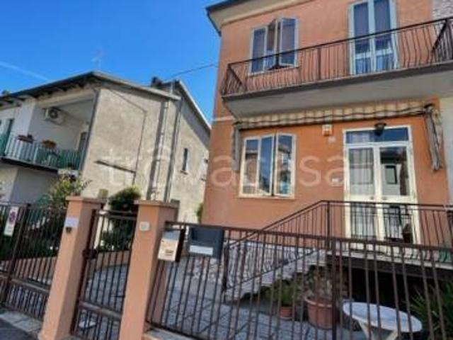 Vendesi villa bifamiliare a Ferrara, Via Modena