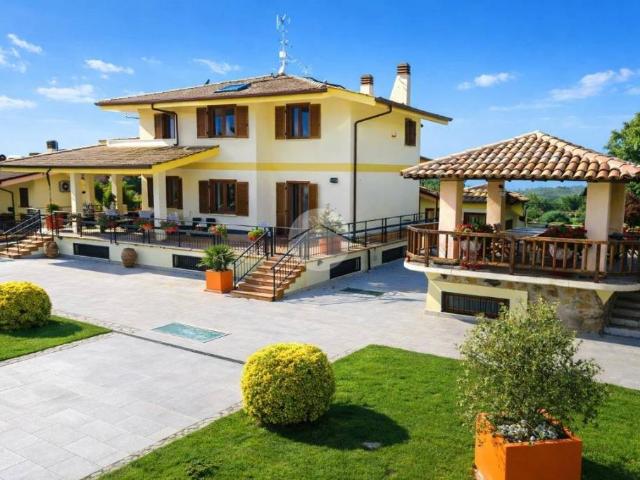Vendesi villa bifamiliare a Frascati vicolo di Prataporci, 11
