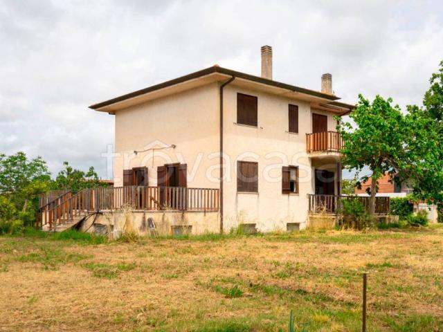 Vendesi villa bifamiliare a Latina, Nascosa
