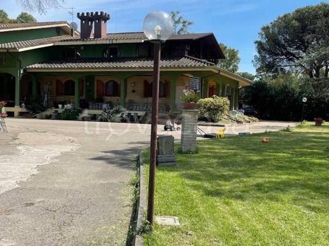 Vendesi villa bifamiliare a Latina, Quartiere Europa