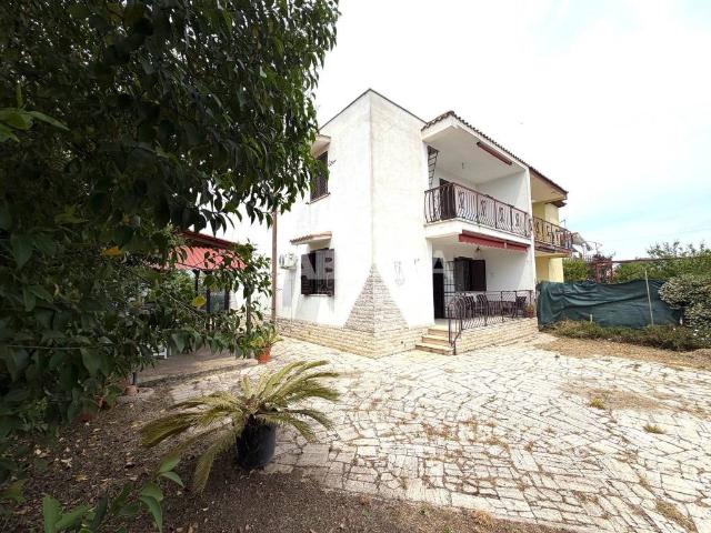 Vendesi villa bifamiliare a Latina strada Valmontorio, Lido di Foce Verde
