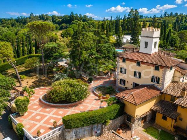 Vendesi villa bifamiliare a Lastra a Signa