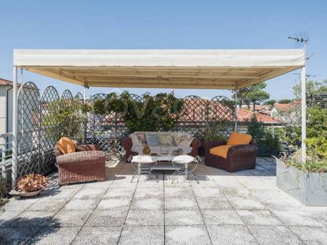 Vendesi villa bifamiliare a Lido di Camaiore, Camaiore