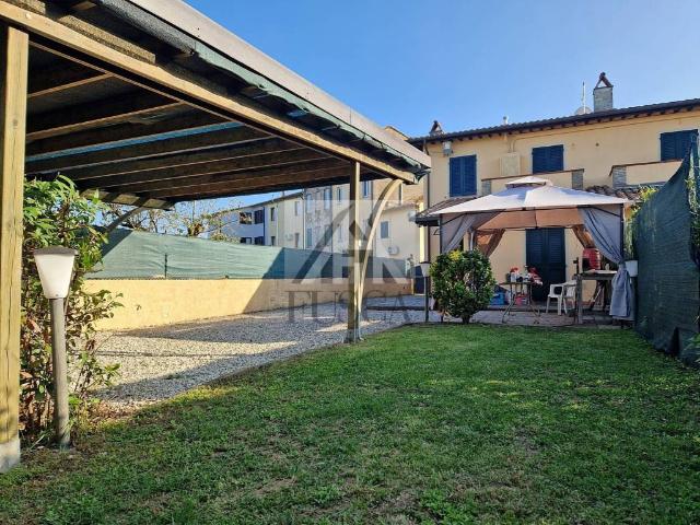 Vendesi villa bifamiliare a Lucca, Santissima Annunziata