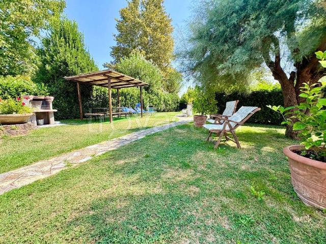 Vendesi villa bifamiliare a Lucca via per Corte Modena, 210, Montuolo