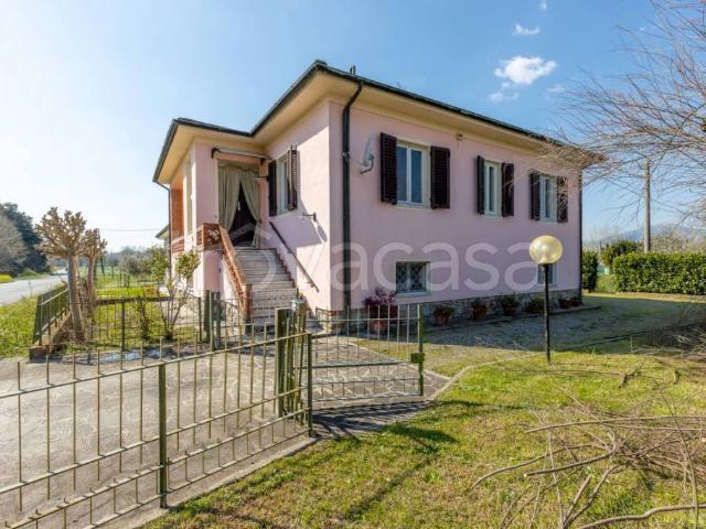 Vendesi villa bifamiliare a Lucca via Pisana, 3593, Montuolo