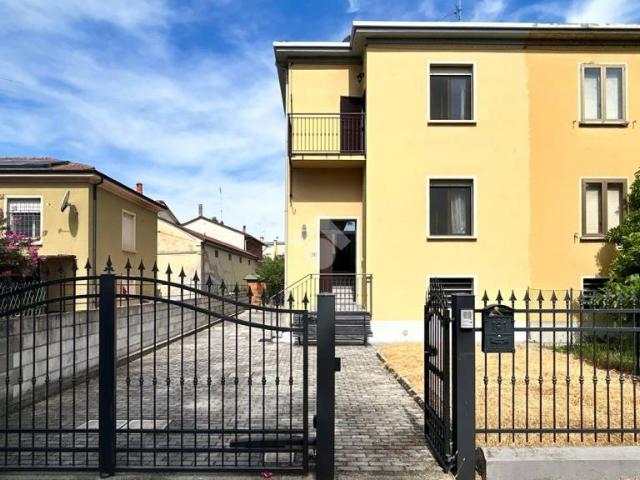 Vendesi villa bifamiliare a Molinella via lavoro, 19