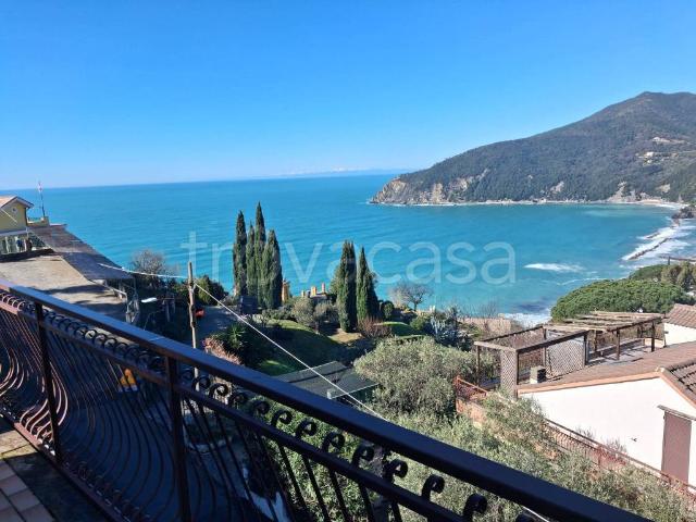 Vendesi villa bifamiliare a Moneglia