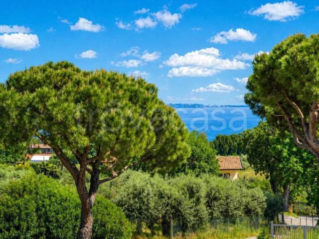 Vendesi villa bifamiliare a Moniga del Garda