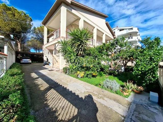 Vendesi villa bifamiliare a Montesilvano