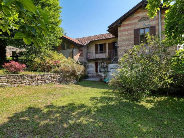 Vendesi villa bifamiliare a Marchirolo via Asilo