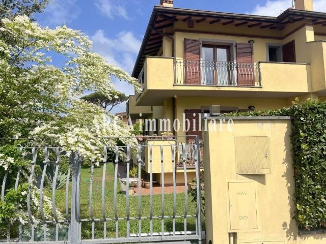 Vendesi villa bifamiliare a Marina di Pietrasanta, Pietrasanta
