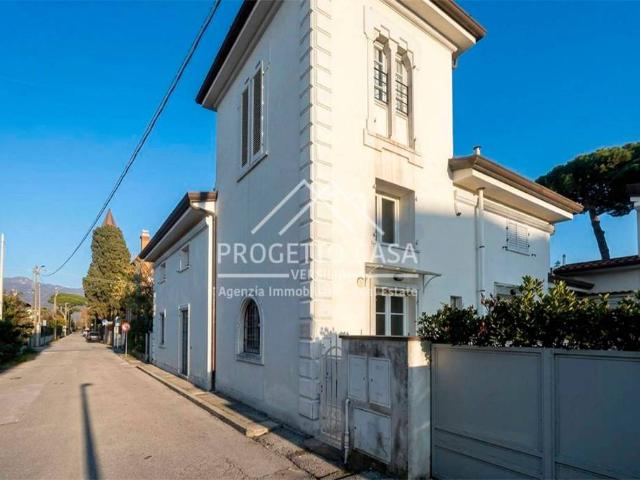Vendesi villa bifamiliare a Marina di Pietrasanta, Pietrasanta