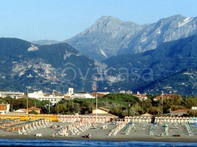 Vendesi villa bifamiliare a Marina di Pietrasanta, Pietrasanta