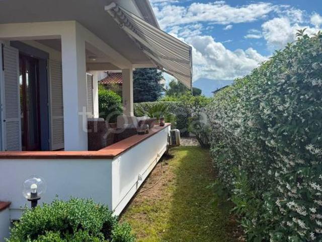 Vendesi villa bifamiliare a Marina di Pietrasanta, Pietrasanta