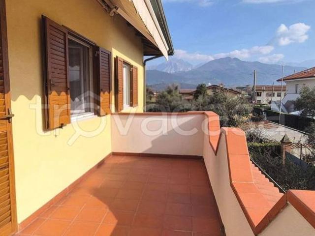 Vendesi villa bifamiliare a Massa, Bondano Partaccia