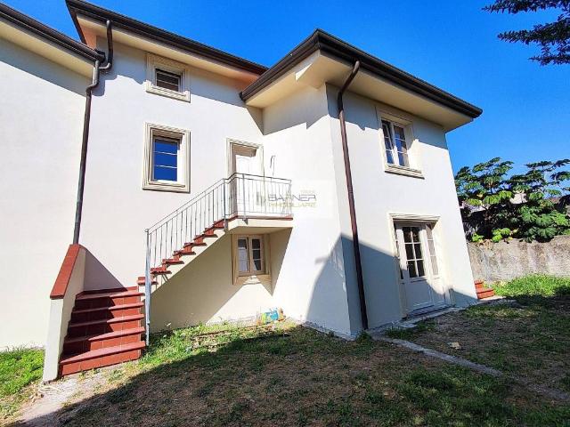 Vendesi villa bifamiliare a Massarosa