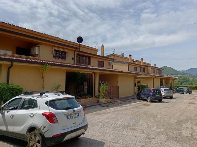 Vendesi villa bifamiliare a Mendicino, Rosario