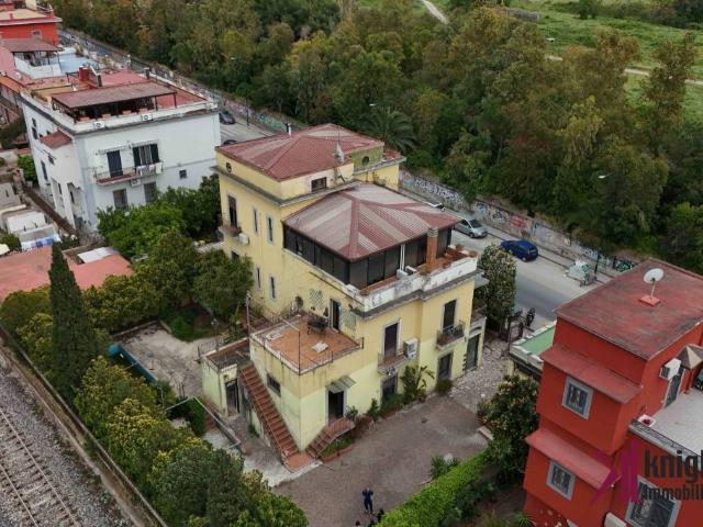 Vendesi villa bifamiliare a Napoli, Bagnoli