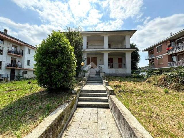 Vendesi villa bifamiliare a Nizza Monferrato via s.m d. Mazzarello, 67