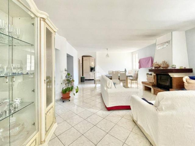 Vendesi villa bifamiliare a Sonnino via La Sassa, 2052