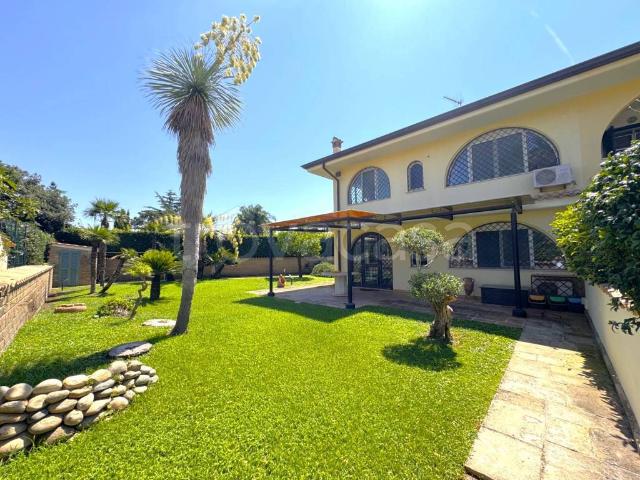 Vendesi villa bifamiliare a Sabaudia via dell'Ariete, Colle Piuccio