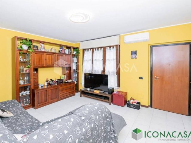 Vendesi villa bifamiliare a San Donato Milanese via del Ronco