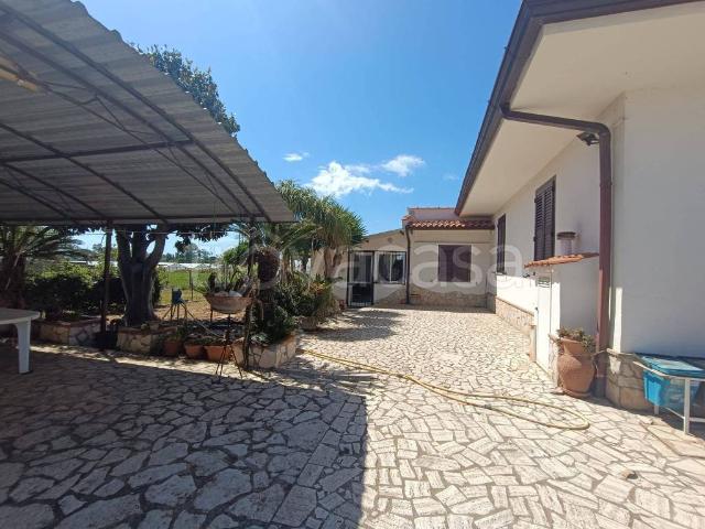 Vendesi villa bifamiliare a San Felice Circeo viale Duca d'Aosta