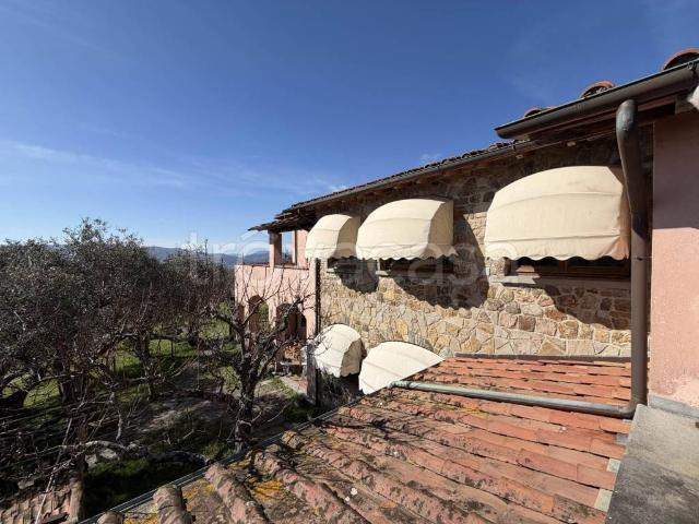 Vendesi villa bifamiliare a Sarzana
