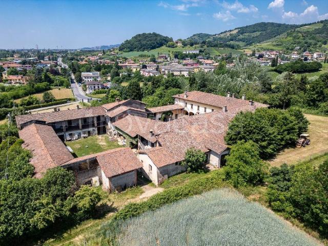 Vendesi villa bifamiliare a Scanzorosciate, Negrone