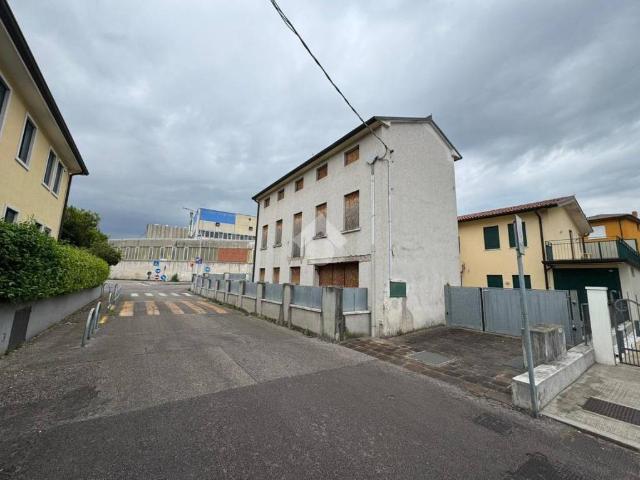 Vendesi villa bifamiliare a Schio