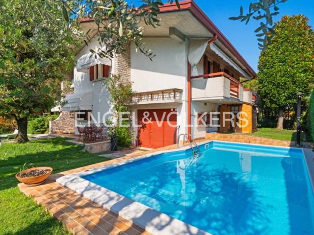 Vendesi villa bifamiliare a Sirmione