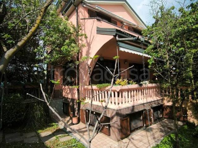Vendesi villa bifamiliare a Pognano