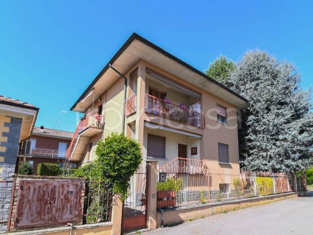 Vendesi villa bifamiliare a Pavia via Verona, 1A, Vallone