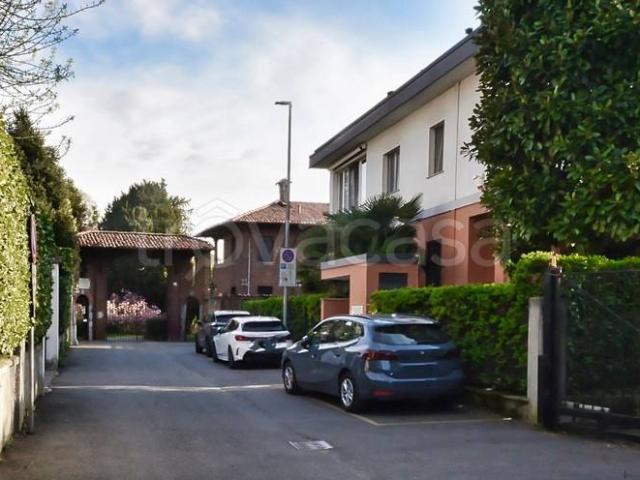 Vendesi villa bifamiliare a Paderno Dugnano