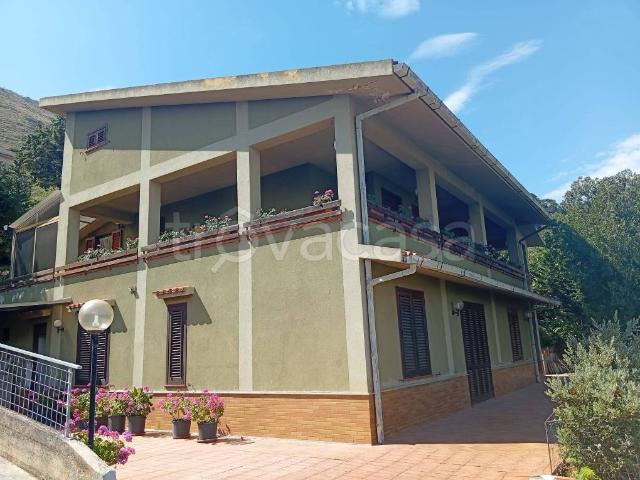 Vendesi villa bifamiliare a Palermo via Piana degli Albanesi, Villagrazia
