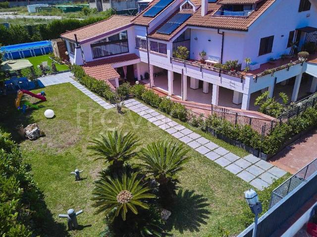Vendesi villa bifamiliare a Palermo, Cardillo
