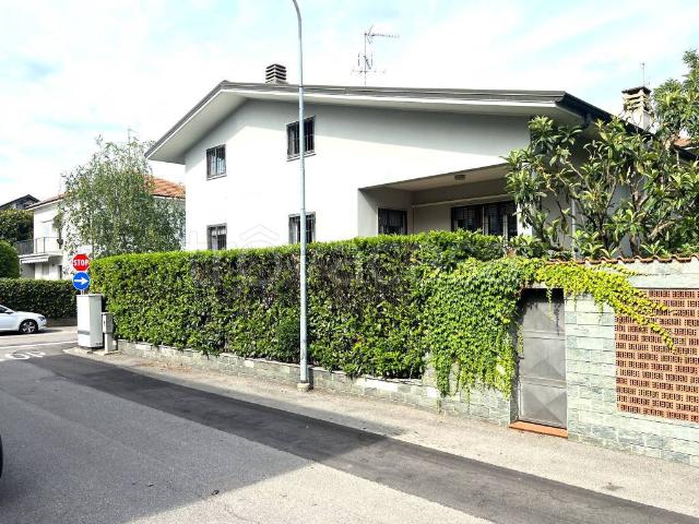 Vendesi villa bifamiliare a Pero via Francesco De Rosa