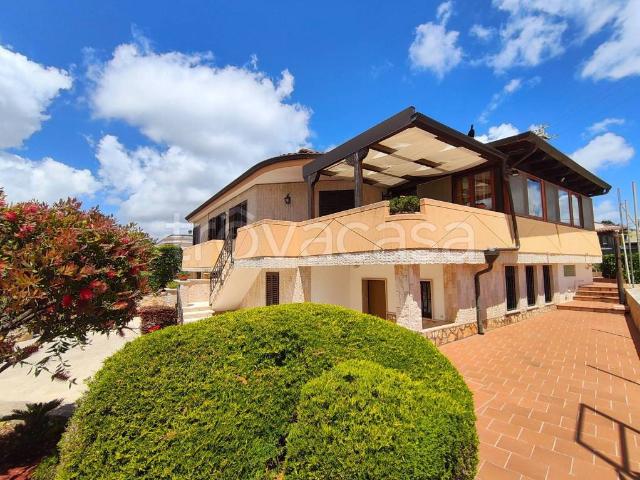 Vendesi villa bifamiliare a Putignano