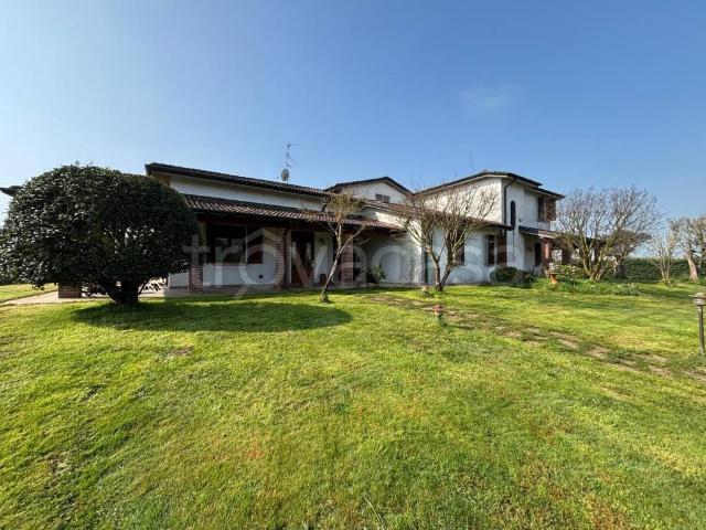 Vendesi villa bifamiliare a Pugnolo, Cella Dati
