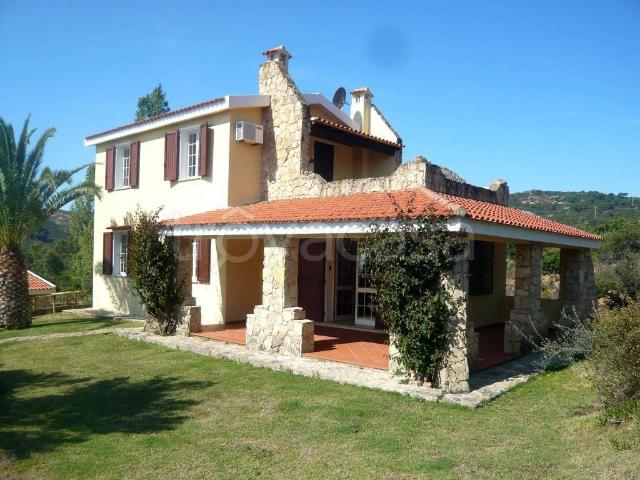 Vendesi villa bifamiliare a Pula