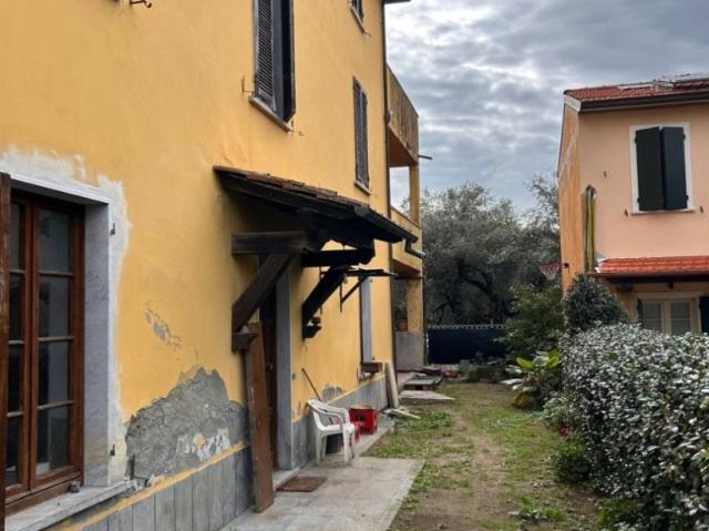 Vendesi villa bifamiliare a Querceta, Seravezza