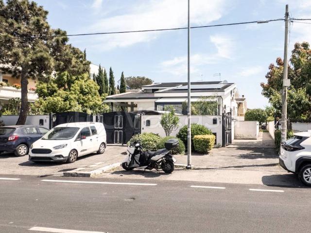 Vendesi villa bifamiliare a Roma via Ernesto Boezi, 38, Infernetto