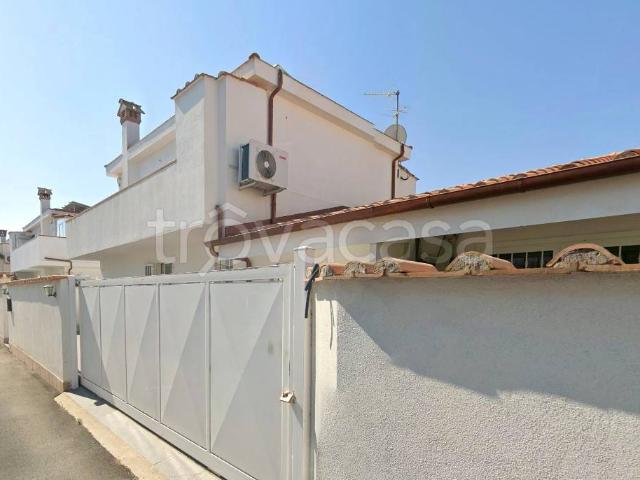 Vendesi villa bifamiliare a Roma via Franco Vittadini, Infernetto