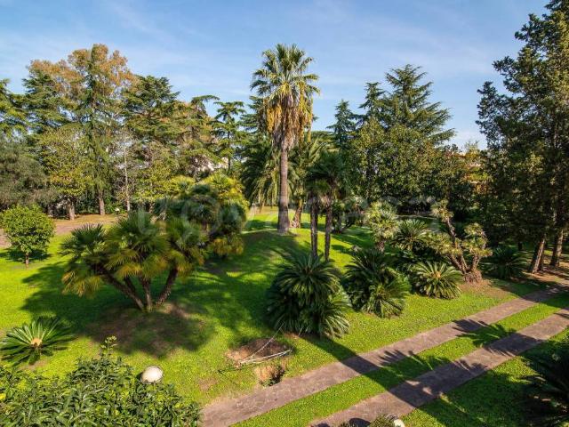 Vendesi villa bifamiliare a Roma via Massimo Meliconi, Mostacciano