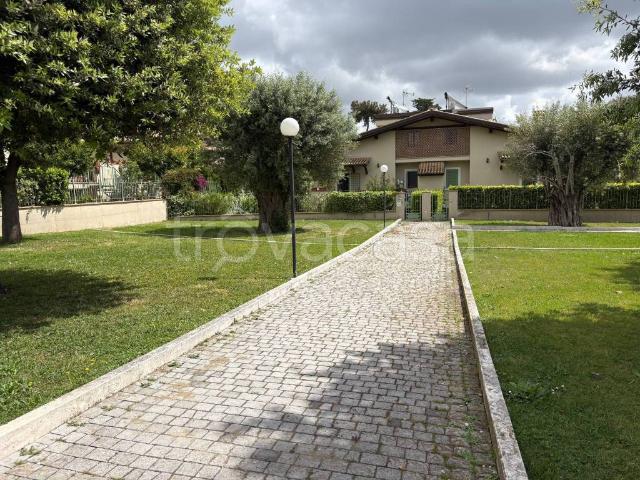Vendesi villa bifamiliare a Roma, Casalotti