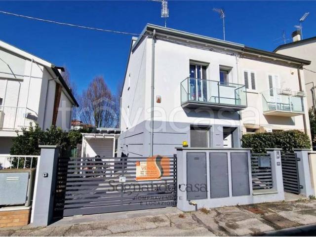 Vendesi villa bifamiliare a Ravenna via Ignazio Guiccioli, 13, San Biagio