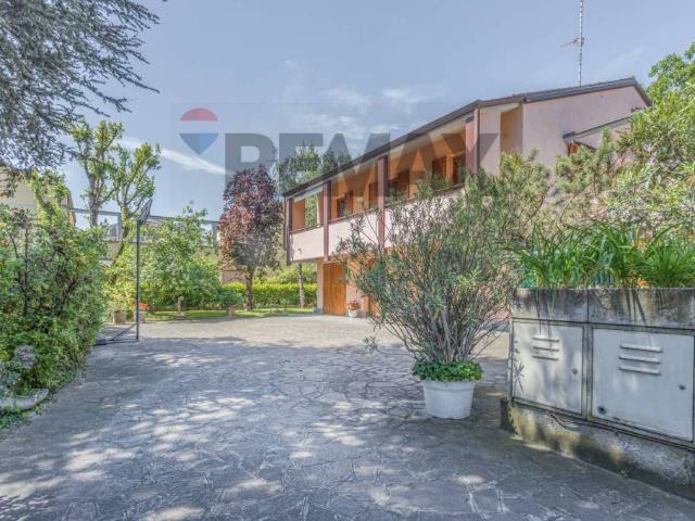 Vendesi villa bifamiliare a Reggio nell'Emilia via Giacinta Pezzana, 36, San Prospero Tribunale