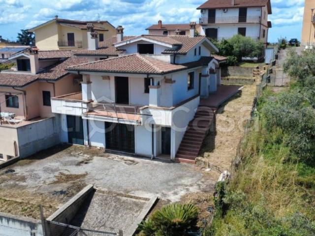 Vendesi villa bifamiliare a Riano via del Cavone