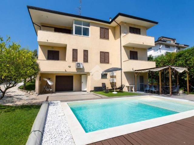 Vendesi villa bifamiliare a Tortoreto via Celestino, 12, Tortoreto Lido
